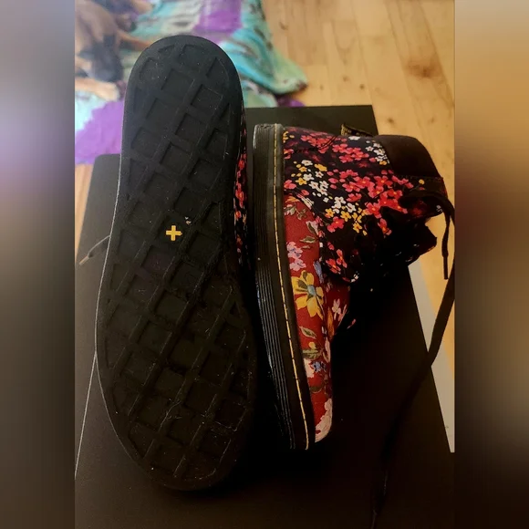 Dr. Marten's Airwaves Floral Boots, Size 9 - Picture 2 of 6